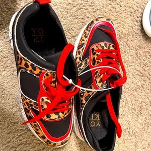 Multi color fashionable sneaker